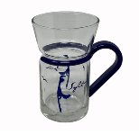 Teeglas blauer Griff